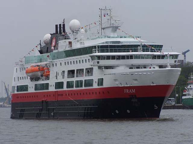 Aankomst van cruiseschip ms Fram van Hurtigruten aan de Cruise Terminal Rotterdam